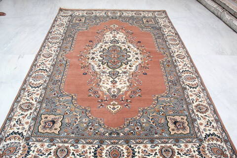 Mahi White Hand Knotted 61 X 91  Area Rug 905-137316 Image 4