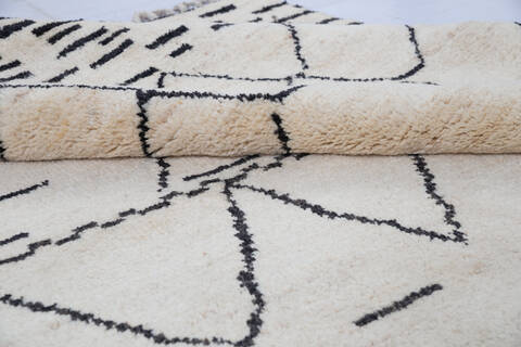 Moroccan White Hand Knotted 59 X 88  Area Rug 700-145988 Image 5