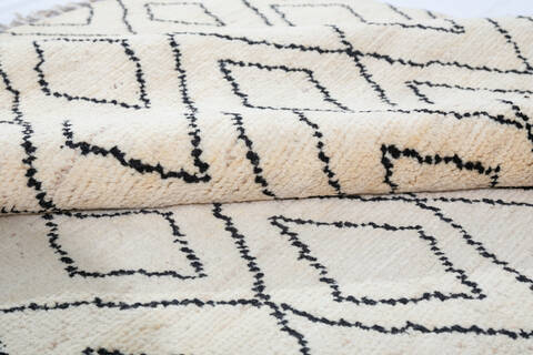 Moroccan White Hand Knotted 58 X 80  Area Rug 700-147482 Image 6