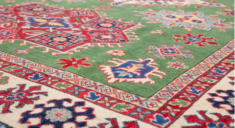 Kazak Green Hand Knotted 67 X 96  Area Rug 700-157745 Image 3