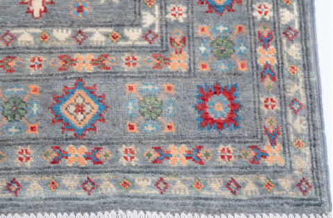 Kazak Grey Hand Knotted 40 X 60  Area Rug 700-157747 Image 4