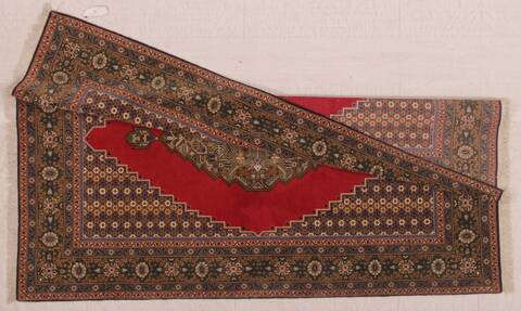 Qum Red Hand Knotted 46 X 69  Area Rug 400-16938 Image 4