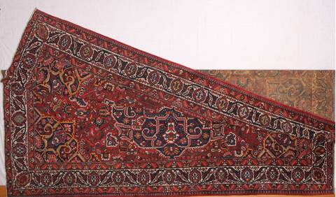Bakhtiar Red Hand Knotted 129 X 190  Area Rug 400-17303 Image 4