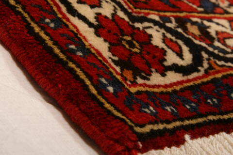 Bakhtiar Red Hand Knotted 69 X 103  Area Rug 100-23104 Image 9