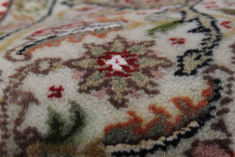 Kashmir Red Round Hand Knotted 51 X 51  Area Rug 250-23415 Image 9