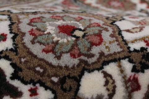 Tabriz Beige Round Hand Knotted 51 X 51  Area Rug 250-23425 Image 9