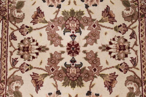 Sanandaj Beige Runner Hand Knotted 26 X 100  Area Rug 250-23732 Image 4