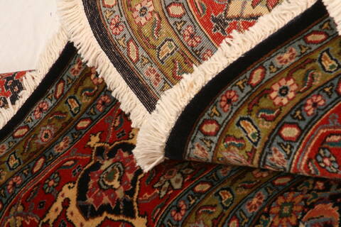 Tabriz Red Hand Knotted 99 X 128  Area Rug 100-23782 Image 5