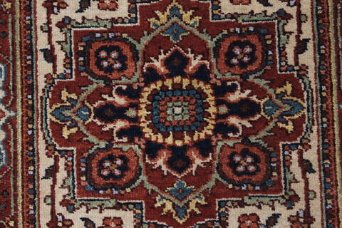 Serapi White Hand Knotted 20 X 40  Area Rug 250-25471 Image 3