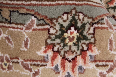 Tabriz Beige Hand Knotted 90 X 120  Area Rug 250-26175 Image 10