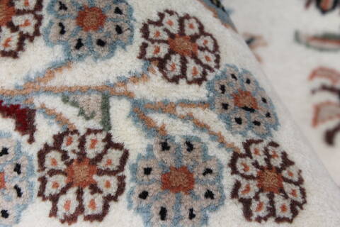 Isfahan White Hand Knotted 50 X 81  Area Rug 250-26864 Image 11