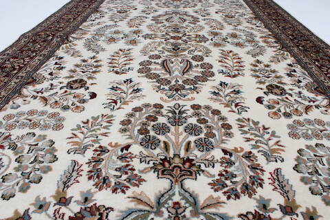Isfahan White Hand Knotted 50 X 81  Area Rug 250-26864 Image 3