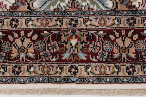 Isfahan White Hand Knotted 50 X 81  Area Rug 250-26864 Image 4
