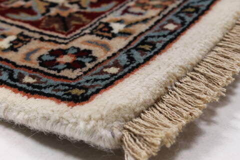 Isfahan White Hand Knotted 50 X 81  Area Rug 250-26864 Image 7