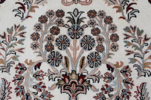 Isfahan White Hand Knotted 50 X 81  Area Rug 250-26864 Image 8
