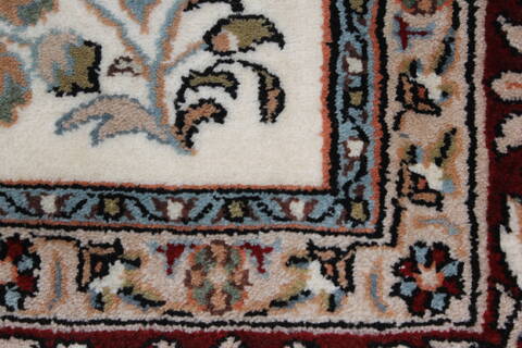 Isfahan White Hand Knotted 50 X 81  Area Rug 250-26864 Image 9