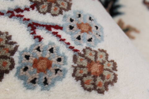 Isfahan White Hand Knotted 51 X 83  Area Rug 250-26865 Image 9