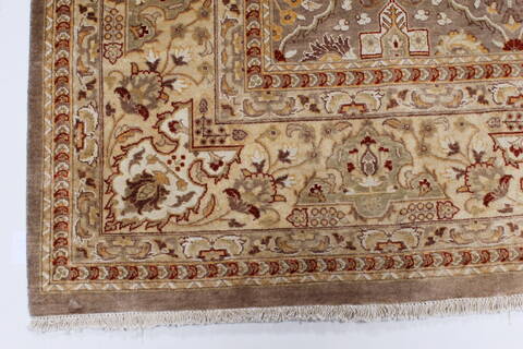 Isfahan Beige Hand Knotted 80 X 101  Area Rug 250-26935 Image 8