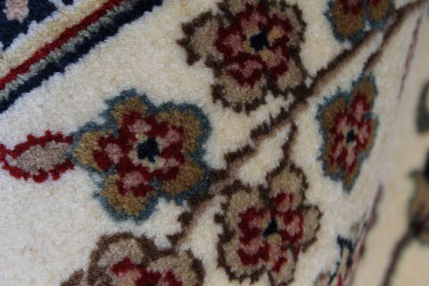 Isfahan White Hand Knotted 510 X 88  Area Rug 250-26938 Image 10