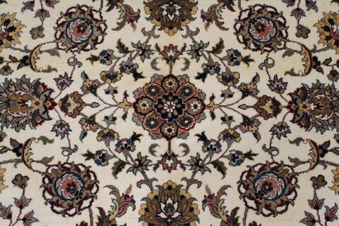 Isfahan White Hand Knotted 510 X 88  Area Rug 250-26938 Image 4