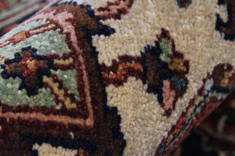 Serapi Red Hand Knotted 40 X 60  Area Rug 250-27246 Image 10