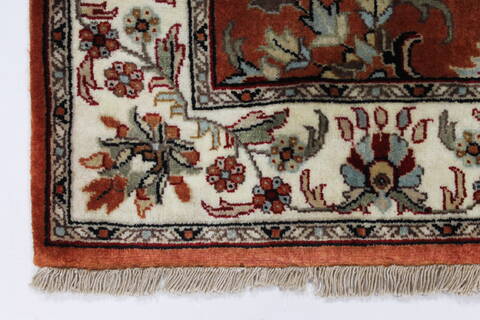 Sarouk Beige Hand Knotted 30 X 50  Area Rug 250-27622 Image 5