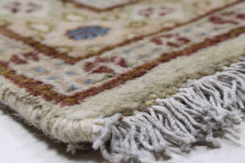 Kashan Beige Hand Knotted 85 X 125  Area Rug 100-28003 Image 9