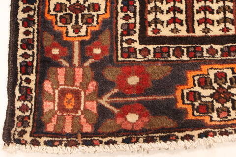 Bakhtiar Red Hand Knotted 51 X 85  Area Rug 100-28078 Image 10