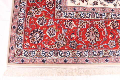 Isfahan White Hand Knotted 86 X 125  Area Rug 254-29664 Image 2