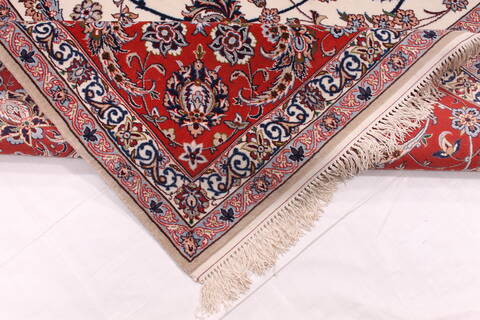 Isfahan White Hand Knotted 86 X 125  Area Rug 254-29664 Image 8
