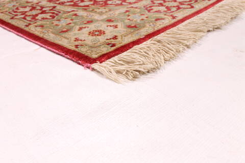 Qum Red Hand Knotted 29 X 40  Area Rug 254-29955 Image 4