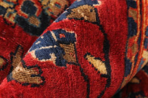 Sarouk Red Hand Knotted 112 X 165  Area Rug 250-30501 Image 4