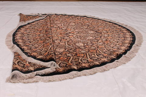 Qum Brown Round Hand Knotted 66 X 66  Area Rug 254-32024 Image 5